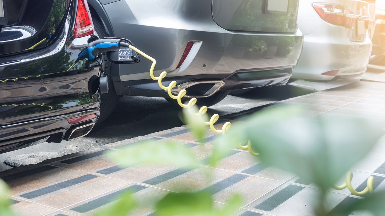 Electric Car Leasing vs. Buying: Pros and Cons | Which One is Right for You?