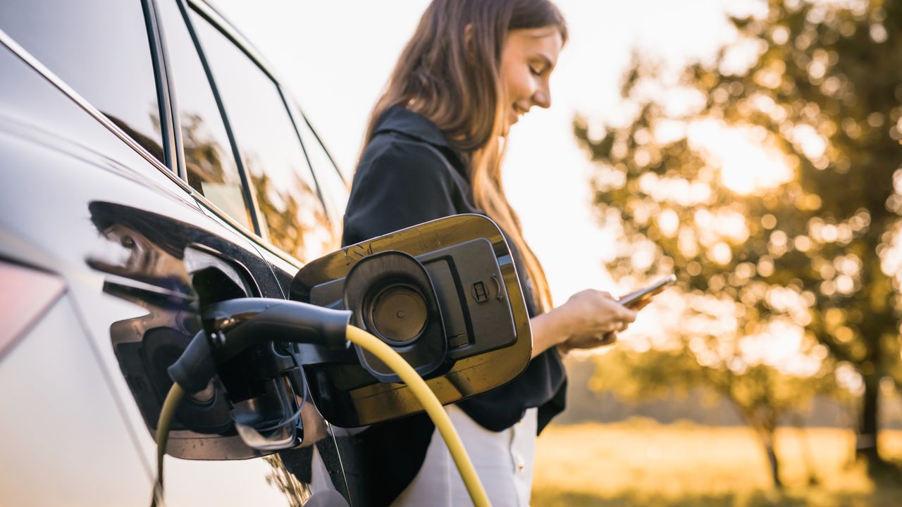 Fast Charging vs Slow Charging for Electric Vehicles: Pros and Cons